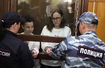 La directora de teatro Zhenya Berkovich y la dramaturga Svetlana Petriychuk se encuentran en una jaula de vidrio en un tribunal de Moscú, Rusia, el 6 de septiembre de 2023.