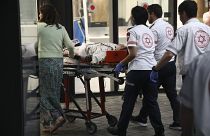 نقل شخص أصيب في هجوم إلى مستشفى في تل أبيب، إسرائيل، الجمعة 7 أبريل 2023