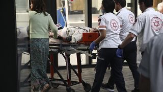 نقل شخص أصيب في هجوم إلى مستشفى في تل أبيب، إسرائيل، الجمعة 7 أبريل 2023