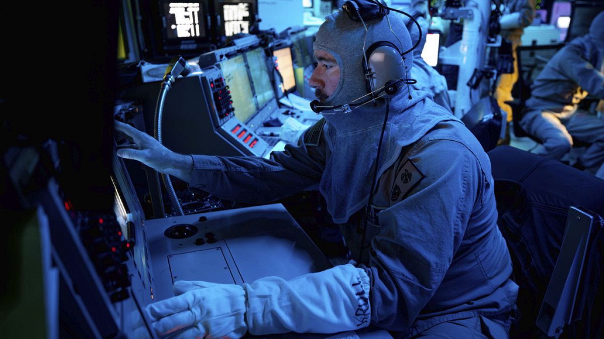 Amerikai rakétaelhárító tiszt a USS Carney fedélzetén