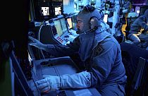 En esta imagen facilitada por la Armada de EE.UU., el Jefe de Control de Incendios (Aegis) Kenneth Krull, asignado al USS Carney (DDG 64).