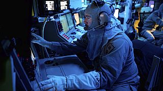 En esta imagen facilitada por la Armada de EE.UU., el Jefe de Control de Incendios (Aegis) Kenneth Krull, asignado al USS Carney (DDG 64).