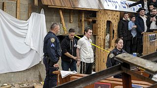 New York'un Brooklyn kentinde öğrencilerin ihbarı üzerine polisin baskın düzenlediği sinagog