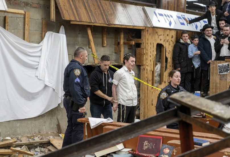 New York'un Brooklyn kentinde öğrencilerin ihbarı üzerine polisin baskın düzenlediği sinagog