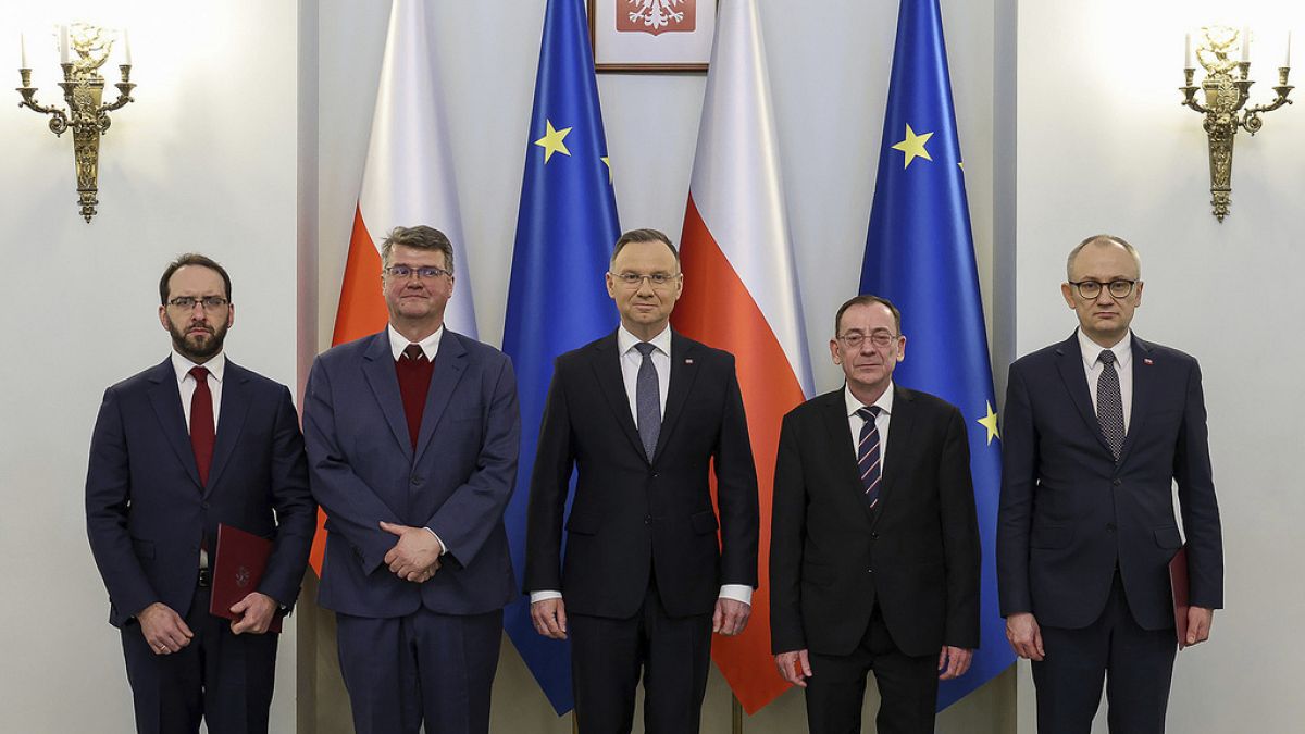 El presidente de Polonia Andrzej Duda con diputados de la oposición, entre ellos los dos encarcelados