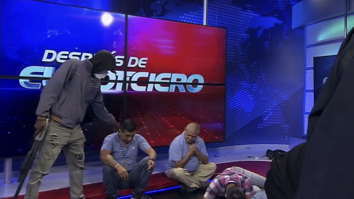 Ekvador'da silahlı ve kar maskeli kişiler, 'TC Television' isimli devlete ait bir kamu yayın kuruluşunun stüdyosunu canlı yayında bastı