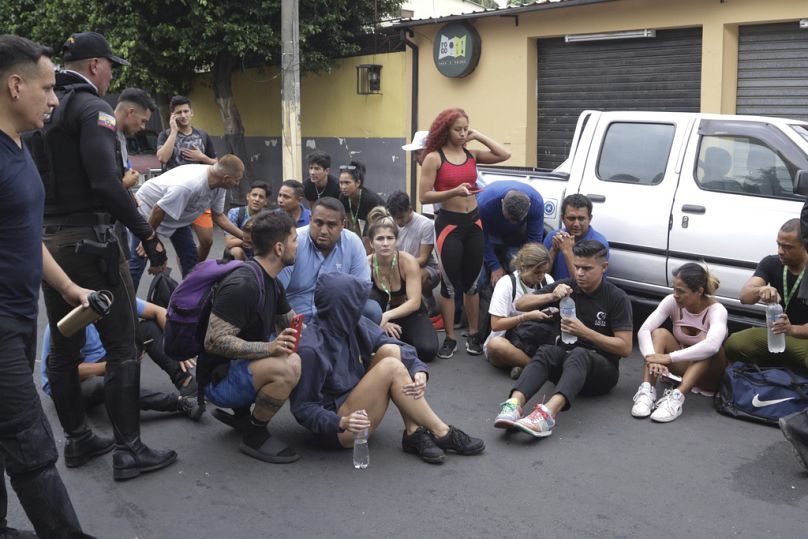 Silahlı çete üyelerince rehin alındıktan sonra polis tarafından kurtarılan Ekvadorlu gazeteciler