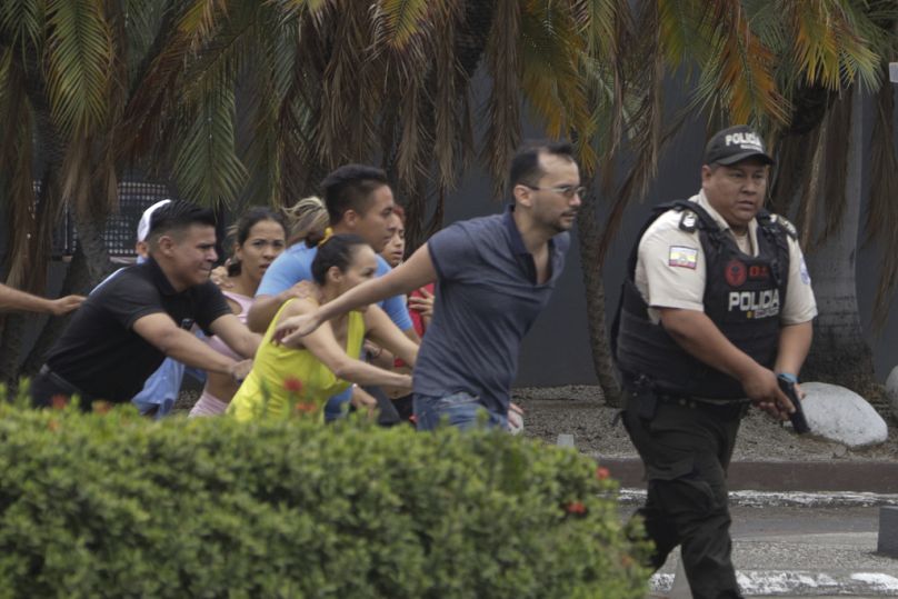 Ekvador güvenlik güçleri, 'TC Television' isimli devlet kanalı çalışanlarını tahliye ederken