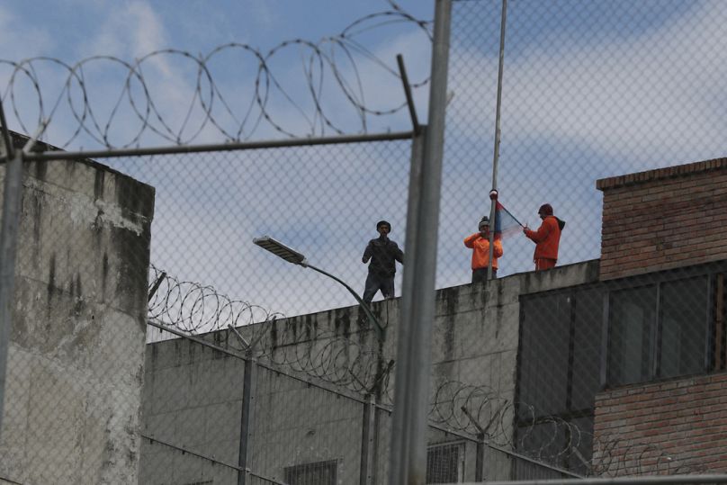 Ekvador'un Cuenca kentindeki Turi Cezaevi'nden kaçmaya çalışan mahkumlar