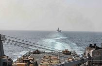 Sur cette image fournie par la marine américaine, le navire de débarquement USS Carter Hall et le navire d'assaut USS Bataan traversent le détroit de Bab al-Mandeb.
