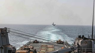 Sur cette image fournie par la marine américaine, le navire de débarquement USS Carter Hall et le navire d'assaut USS Bataan traversent le détroit de Bab al-Mandeb.