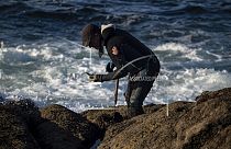 Önkéntes dolgozik a galíciai parton