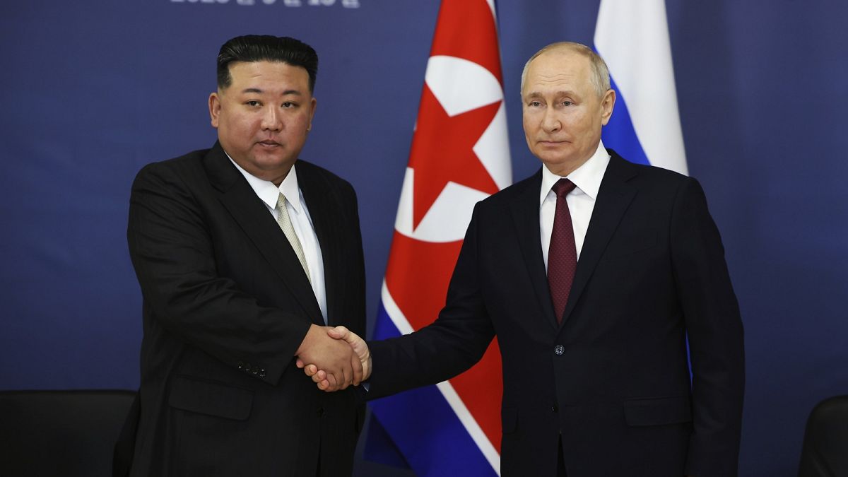 Лидеры Северной Кореи и России Ким Чен Ын и Владимир Путин жмут друг другу руки