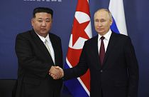 Лидеры Северной Кореи и России Ким Чен Ын и Владимир Путин жмут друг другу руки