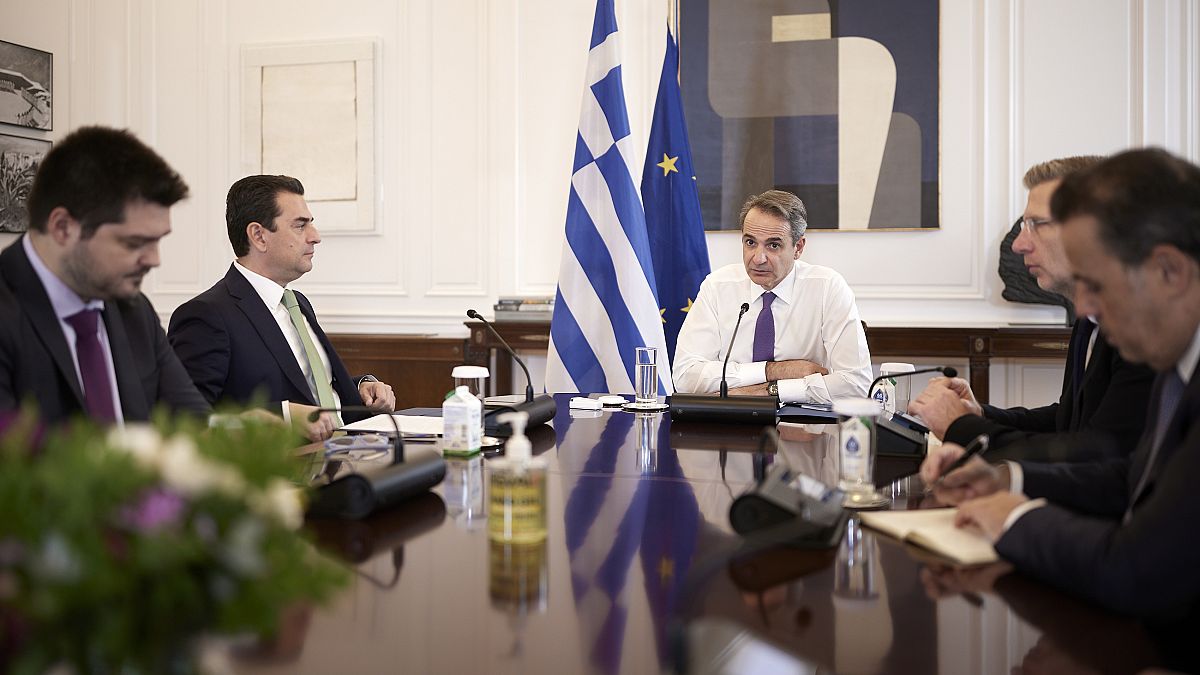 Ο πρωθυπουργός Κυριάκος Μητσοτάκης μιλάει κατά τη διάρκεια της σύσκεψης για τα μέτρα κατά της ακρίβειας, στο Μέγαρο Μαξίμου
