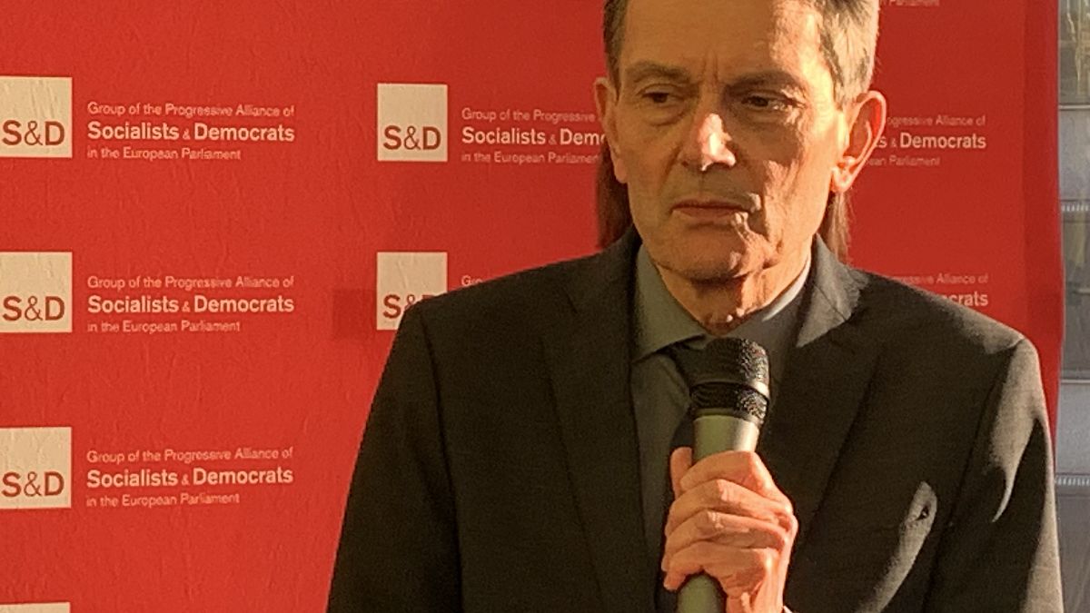 Rolf Mützenich, az SPD parlamenti frakcióvezetője mond beszédet a brüsszeli párteseményen