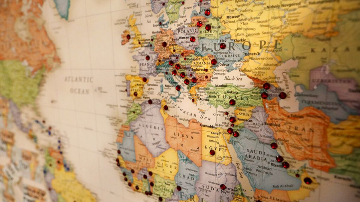 Η Lexie Alford σημείωσε τις χώρες που επισκέφθηκε σε έναν χάρτη στο γραφείο της στο Nevada City της Καλιφόρνια την Τρίτη. Απριλίου. 16, 2019\. 