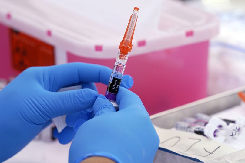 Un vaccin contre la grippe est préparé au centre L.A. Care et Blue Shield of California Promise Health Plans à Lynwood (Californie), le vendredi 28 octobre 2022.