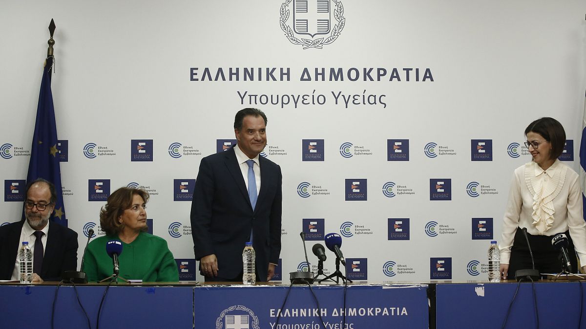 Ο υπουργός Υγείας Άδωνις Γεωργιάδης εισέρχεται για να πάρει μέρος στην συνέντευξη τύπου για τον κορονοϊό 