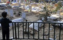 Ein palästinensisches Kind betrachtet die Gräber von Menschen, die bei der israelischen Bombardierung des Gazastreifens getötet und auf dem Gelände des Shifa-Krankenhauses in Gaza-Stadt begraben wurden, 31\. Dezember 2023