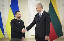 Litauens Präsident Gitanas Nauseda sicherte den ukrainischen Präsidenten Wolodymyr Selenskyj Hilfen zu. 