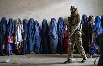 Tálib katona burkát viselő nők sora előtt 2023 májusában 