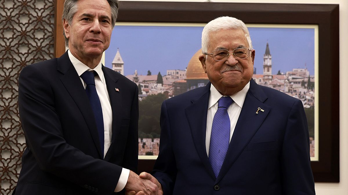 O secretário de Estado dos EUA Antony Blinken com o Presidente da Autoridade Palestiniana Mahmoud Abbas em Ramallah esta quarta-feira