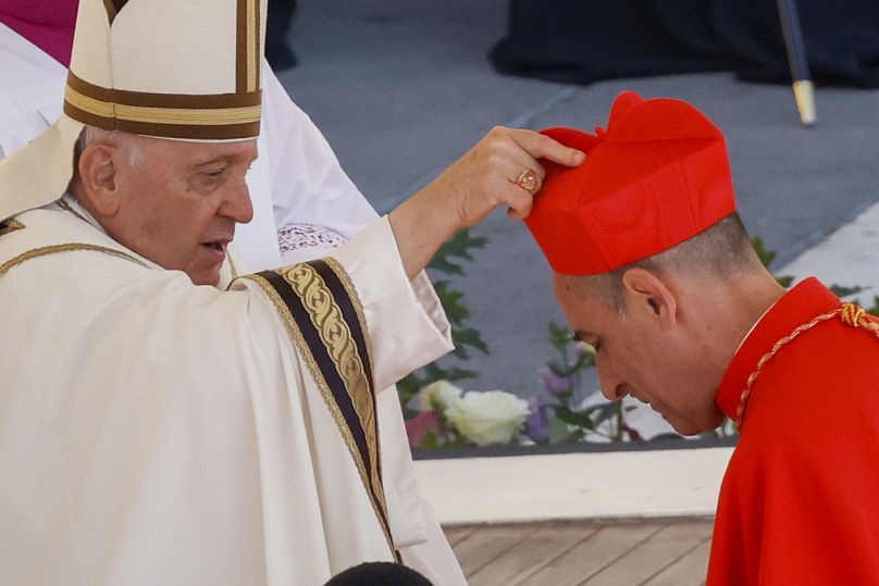 El recién elegido cardenal Víctor Manuel Fernández, Prefecto del Dicasterio para la Doctrina de la Fe, recibe su birrete de manos del Papa Francisco en septiembre de 2023.