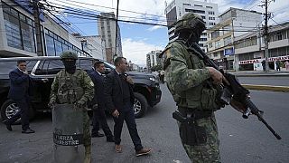 La seguridad rodea el auto del presidente de Ecuador, Daniel Noboa, cuando sale de la estación de radio Canela donde dio una entrevista en Quito, el 10 de enero de 2024.