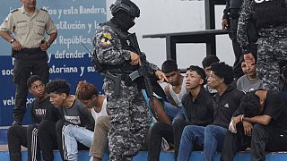 Ekvador polisi, OHAL ilan edilmesi sonrası yakalanan çete üyelerini basına gösterdi 