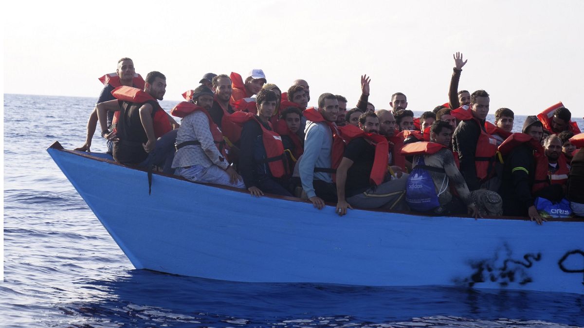 Des migrants sont secourus par un bateau de l'équipe de sauvetage de MSF (Médecins Sans Frontières), après avoir quitté la Libye en essayant d'atteindre le sol européen, dans la mer Méditerranée, vendredi 6 octobre 2023\. 