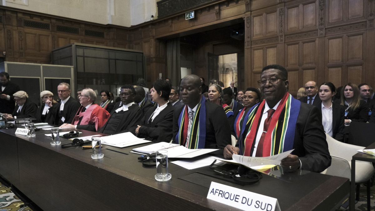 Rappresentanti legali e politici del Sud Africa all'interno della Corte Internazionale di Giustizia a L'Aia, nei Paesi Bassi.