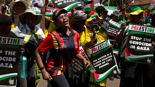 تظاهرات حامیان طرفدار فلسطینیان در ورودی سفارت اسرائیل در پرتوریا، آفریقای جنوبی، جمعه، ۲۰ اکتبر ۲۰۲۳.