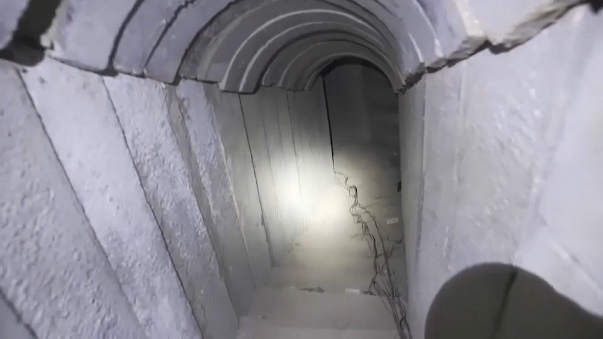 Die israelische Armee hat eigenen Angaben zufolge einen riesigen unterirdischen Tunnel in Chan Junis freigelegt.