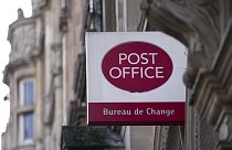 İngiltere'nin başkenti Londra'da bir posta ofisi logosu (arşiv)