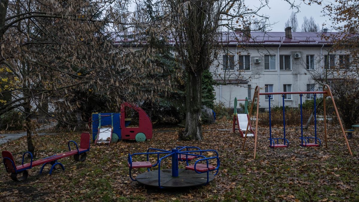 Archív fotó: elhagyott gyerekotthon játszótere a dél-ukrajnai Herszonban
