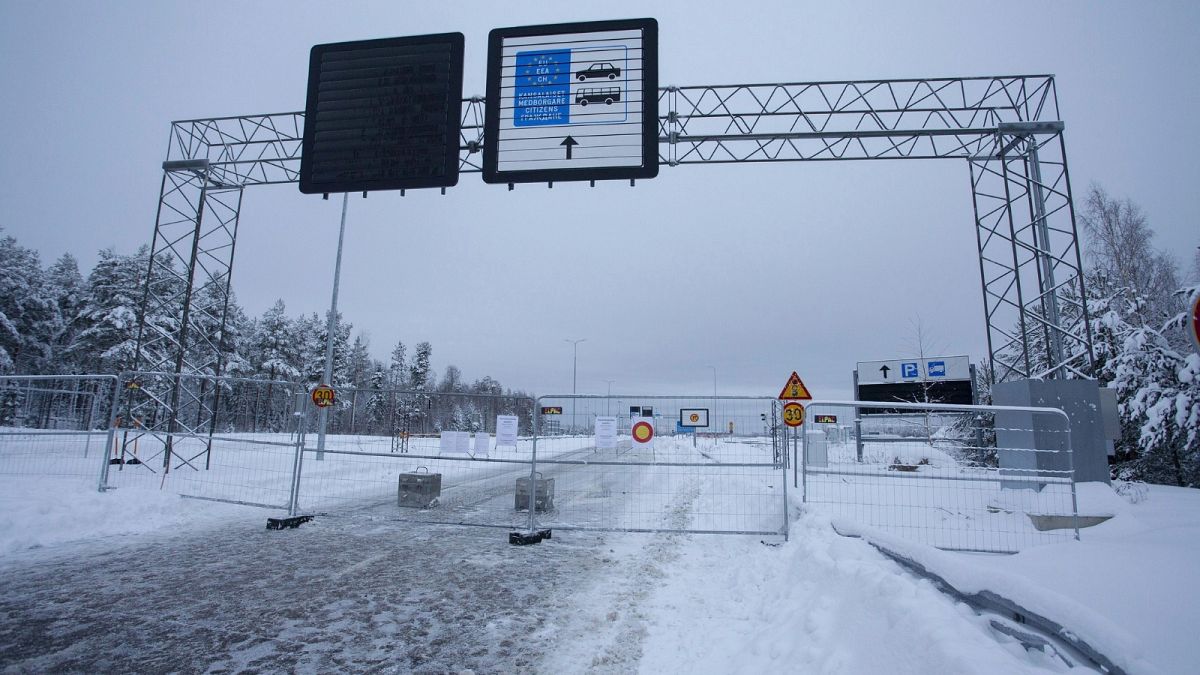 Финландското правителство казва че хората чакат точно зад границата в