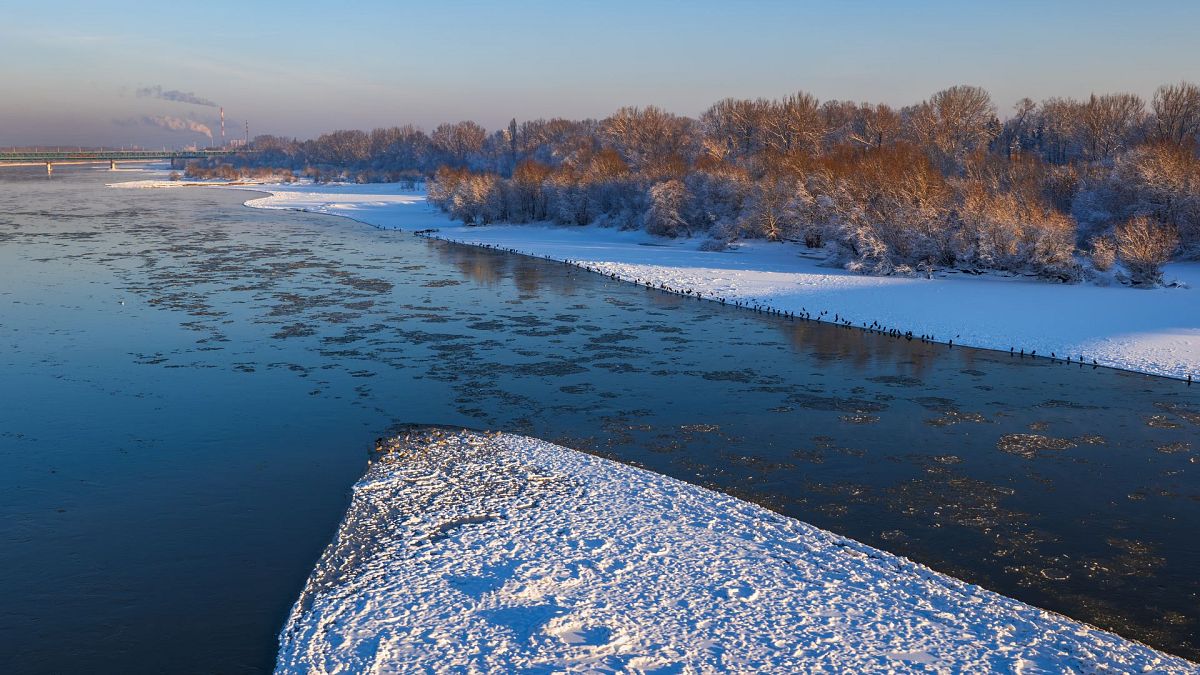 O rio Vístula, na Polónia, no inverno.