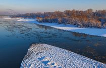 A lengyelországi Visztula folyó télen.