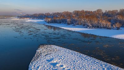 A lengyelországi Visztula folyó télen.