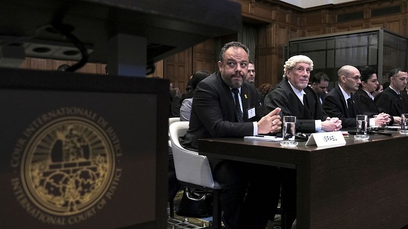 مالکوم شاو حقوقدان بریتانیایی (نفر دوم از سمت چپ) و تال بکر، مشاور حقوقی وزارت خارجه اسرائیل، (نفر اول ازسمت چپ) در جریان افتتاحیه جلسات دادگاه بین المللی دادگستری در لاهه