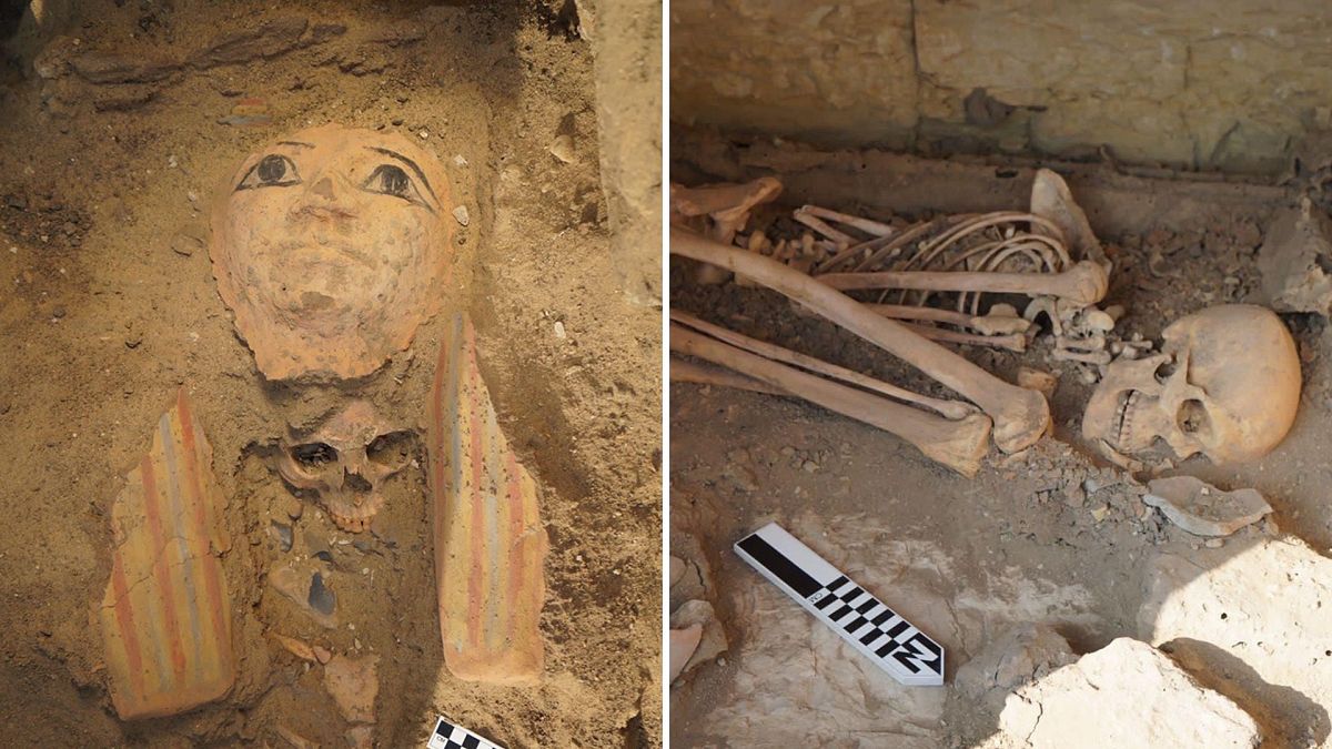 Un sarcófago con una momia en su interior, descubierto en la necrópolis de Saqqara, en Menfis (Egipto).