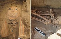Egy szarkofág, benne egy múmiával, amelyet az egyiptomi Memphiszben, a Szakkarai Nekropoliszban fedeztek fel.