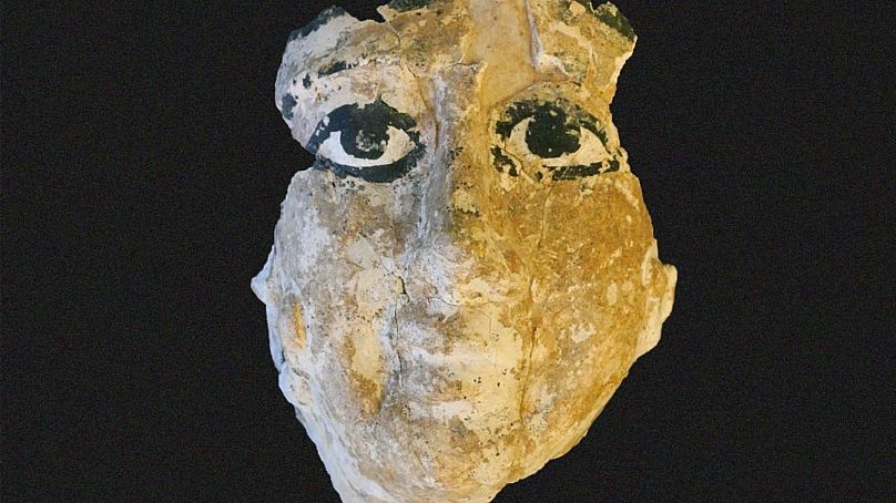 Uma máscara colorida encontrada numa sepultura em Saqqara.