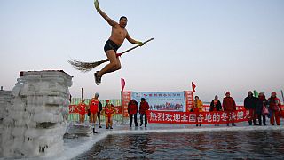 In der chinesischen Stadt Harbin haben Schwimmbegeisterte einen Schwimmwettbewerb im eisigen Flus veranstaltet. 