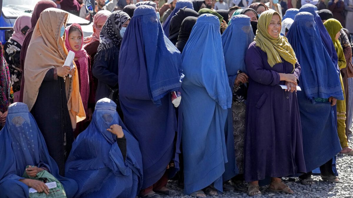 Afgan kadınlar Afganistan'ın başkenti Kabil'de Suudi bir insani yardım grubu tarafından dağıtılan gıda kumanyalarını almak için bekliyor. 25 Nisan 2022