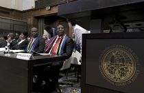 سفير جمهورية جنوب أفريقيا لدى هولندا فوسيموزي مادونسيلا، على اليمين، ووزير العدل والخدمات الإصلاحية في جنوب أفريقيا رونالد لامولا في لاهاي. 2023/01/10