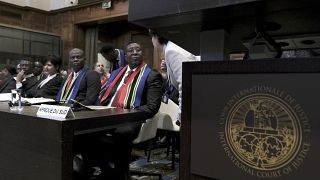 سفير جمهورية جنوب أفريقيا لدى هولندا فوسيموزي مادونسيلا، على اليمين، ووزير العدل والخدمات الإصلاحية في جنوب أفريقيا رونالد لامولا في لاهاي. 2023/01/10