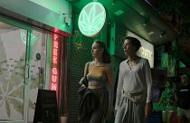 Turistas pasan junto a una tienda de cannabis recién legalizada, el 10 de agosto de 2022, en Bangkok, Tailandia. 
