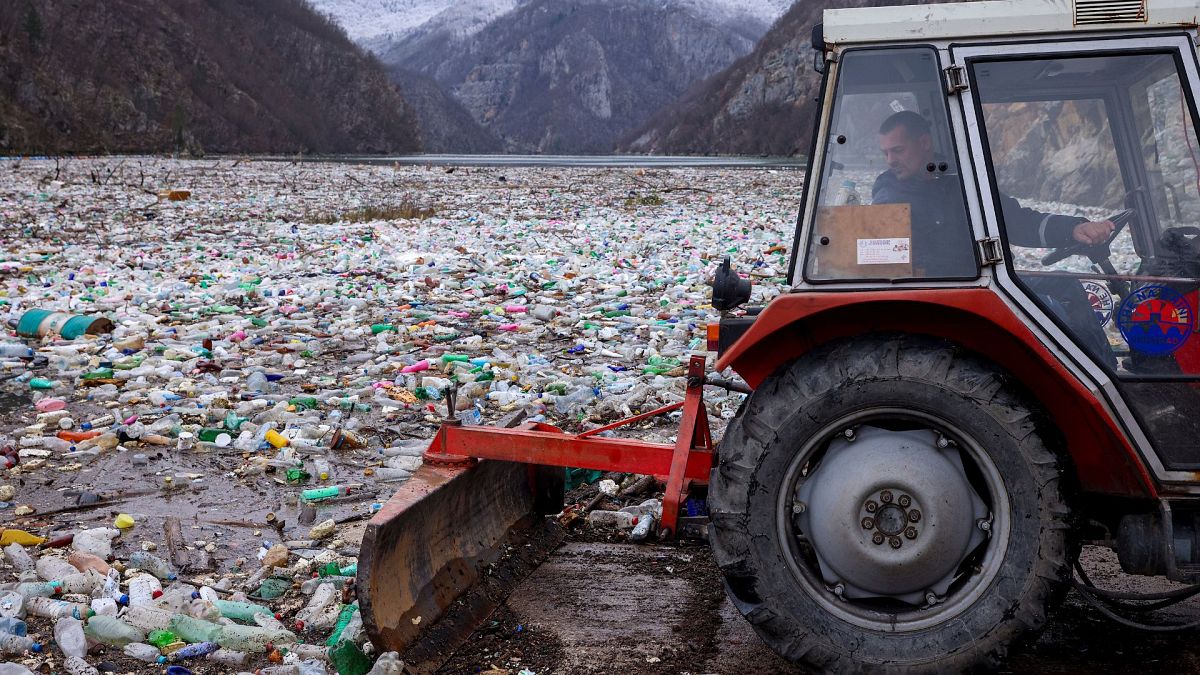 „Нова година, стари проблеми“: Река в Босна отново е измъчена от тонове боклук